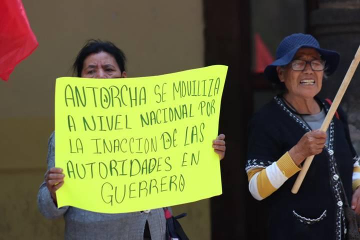 Se manifiestan grupos antorchistas en la capital 