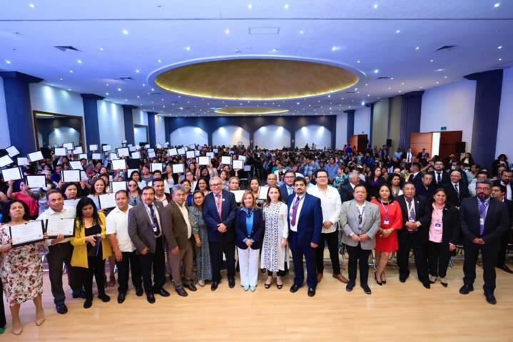 Entrega Cuéllar Cisneros constancias de promoción horizontal de sostenimiento federal y estatal
