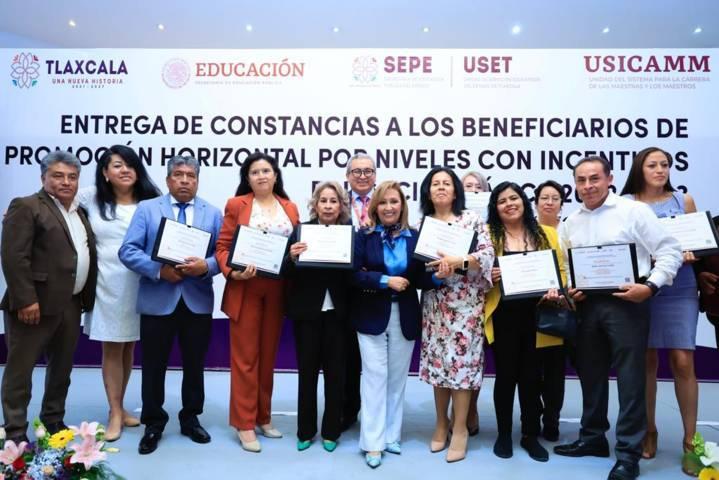 Entrega Cuéllar Cisneros constancias de promoción horizontal de sostenimiento federal y estatal