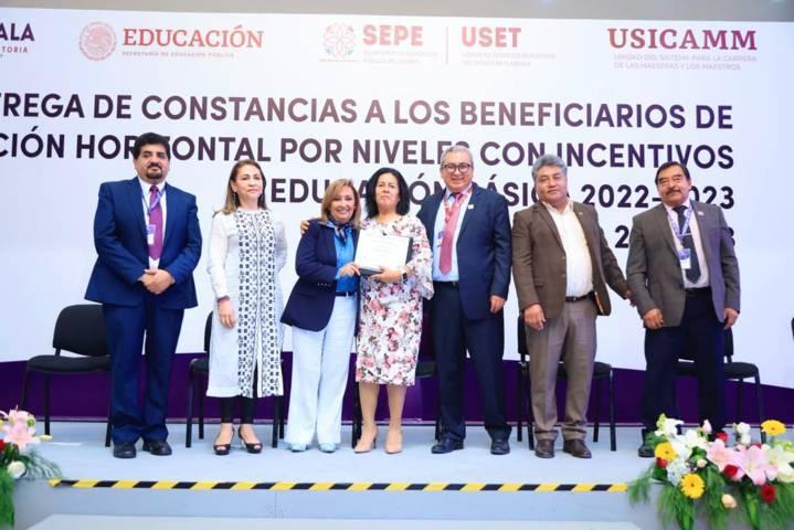 Entrega Cuéllar Cisneros constancias de promoción horizontal de sostenimiento federal y estatal