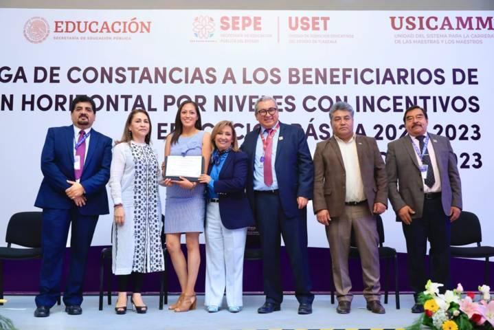 Entrega Cuéllar Cisneros constancias de promoción horizontal de sostenimiento federal y estatal