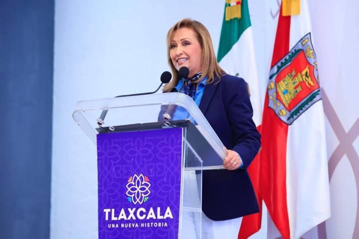 Entrega Cuéllar Cisneros constancias de promoción horizontal de sostenimiento federal y estatal