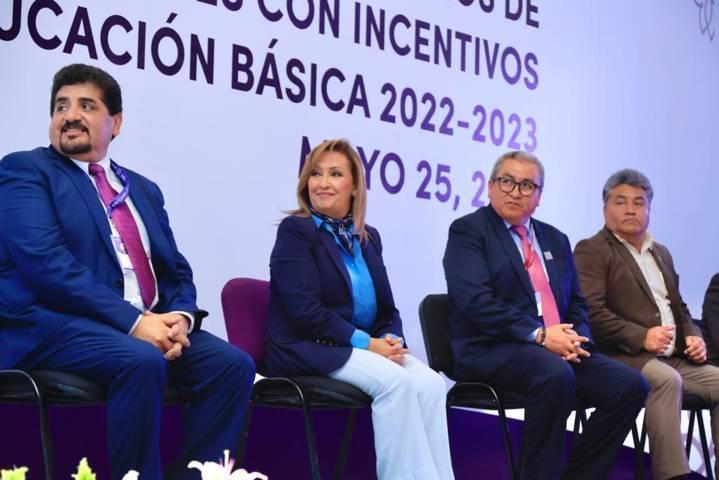 Entrega Cuéllar Cisneros constancias de promoción horizontal de sostenimiento federal y estatal