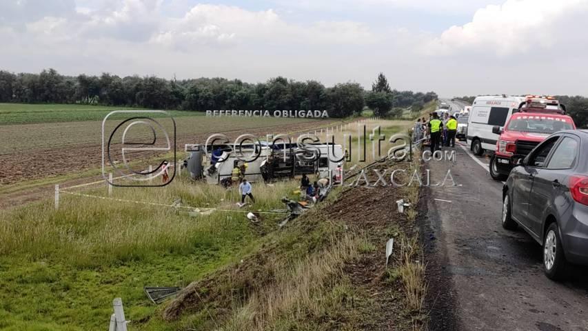 Vuelca autobús de pasajeros en la autopista Tlaxcala-Puebla 