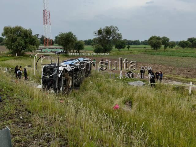Vuelca autobús de pasajeros en la autopista Tlaxcala-Puebla 