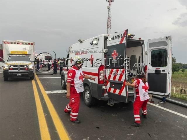 Vuelca autobús de pasajeros en la autopista Tlaxcala-Puebla 