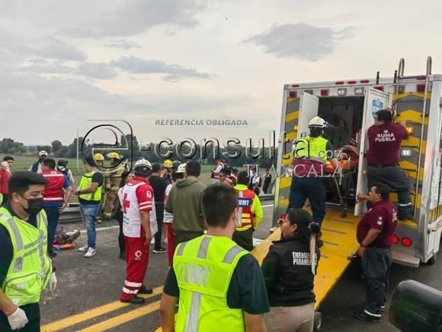 Vuelca autobús de pasajeros en la autopista Tlaxcala-Puebla 
