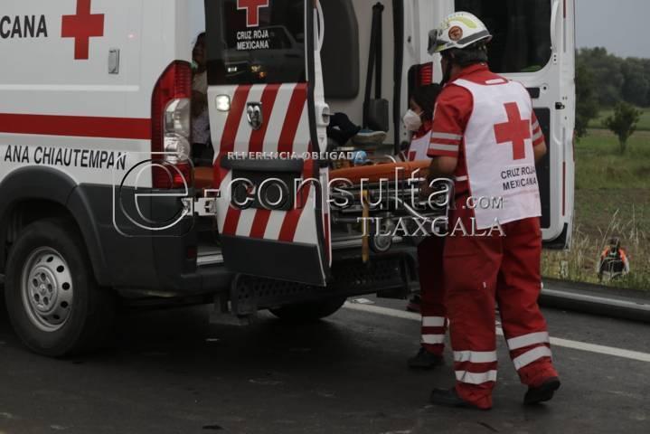 Vuelca autobús de pasajeros en la autopista Tlaxcala-Puebla 