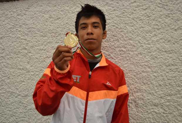Obtiene Valente Salinas oro en luchas asociadas de la Olimpiada