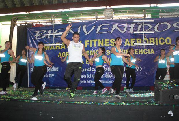 Participan tlaxcaltecas en maratón aeróbico