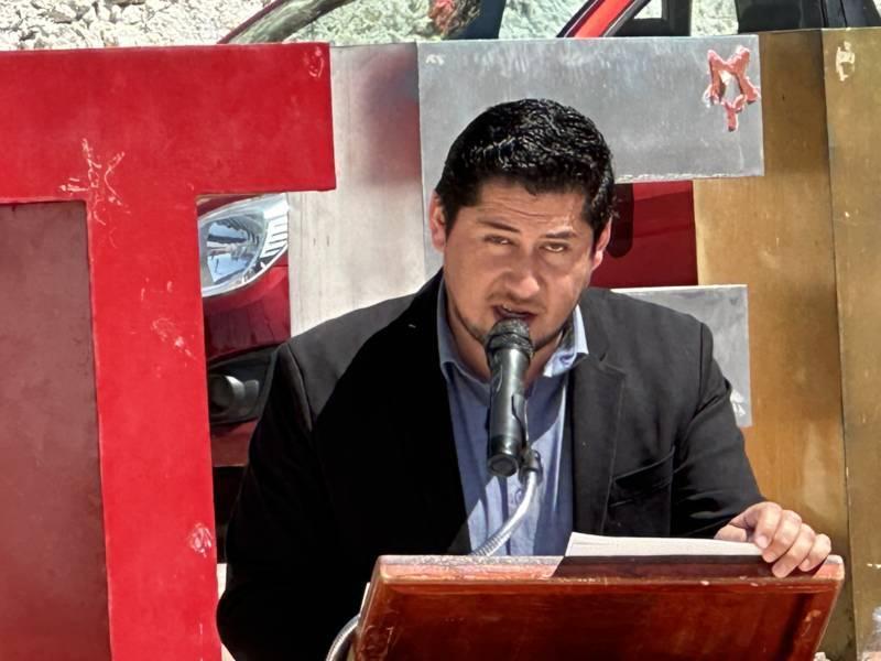 Alfredo Ponce entrega patrullas y uniformes a la policía en Atlangatepec 