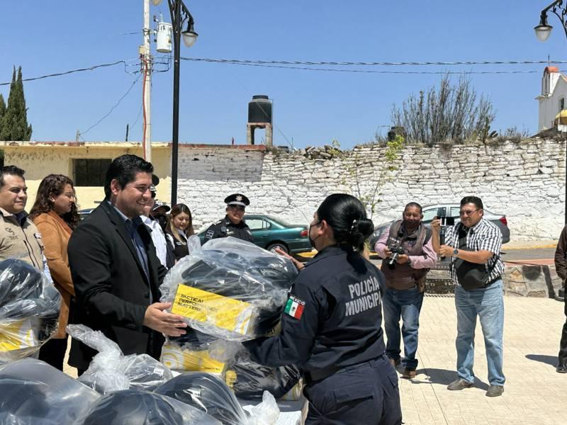 Alfredo Ponce entrega patrullas y uniformes a la policía en Atlangatepec 