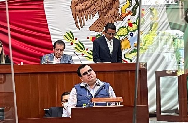 Diputado de Morena se burla de las comparecencias y baja el nivel del debate