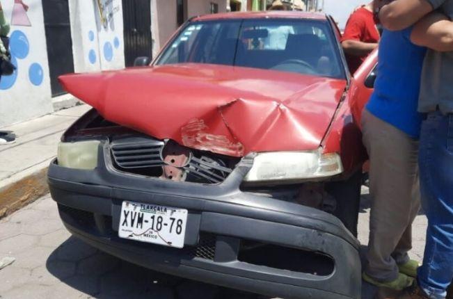 La Bestia arrastra a adultos mayores con todo y auto en Chiatempan 
