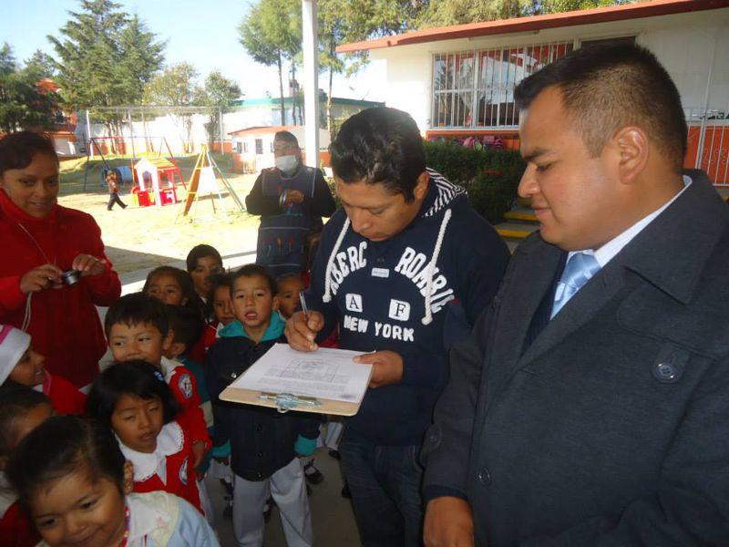 Dona 50 mil pesos Ángelo Gutiérrez Hernández a preescolar Gabriela Mistral