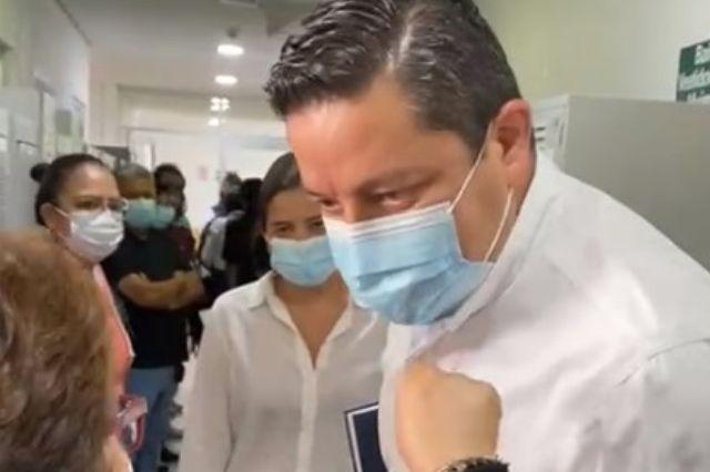 Echa loco Rigoberto Zamudio ante reclamos de manifestantes en la SESA 