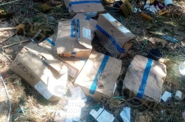 Abandonan cajas de medicamentos caducos en terrenos en Calpulalpan 