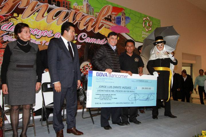 Entregan apoyos a camadas de huehues en Tlaxcala