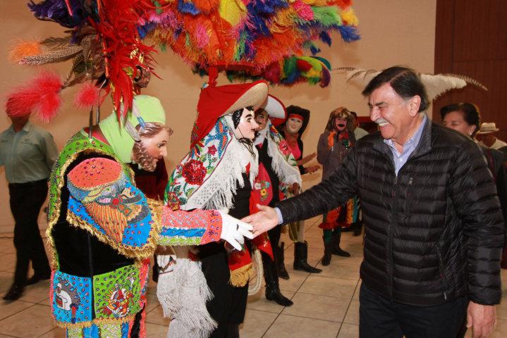 Entregan apoyos a camadas de huehues en Tlaxcala