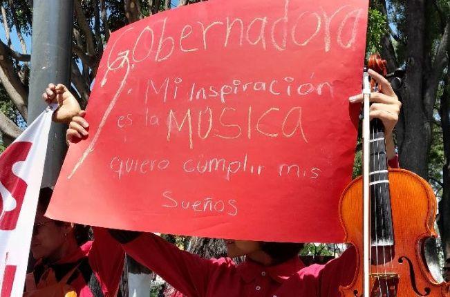 Niños se suman a la marcha y piden, no ser desalojados de la Casa de Música 