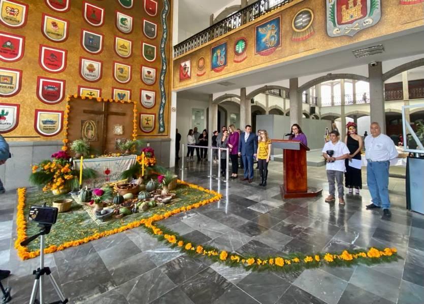Ofrenda Monumental a la usanza de San Isidro Buensuceso en el Congreso: Reyna Flor Báez