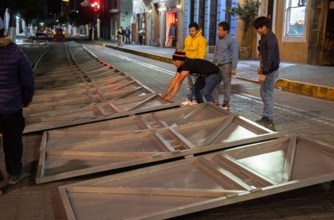 Palacio de Gobierno amanece cercado y activista lanza críticas 