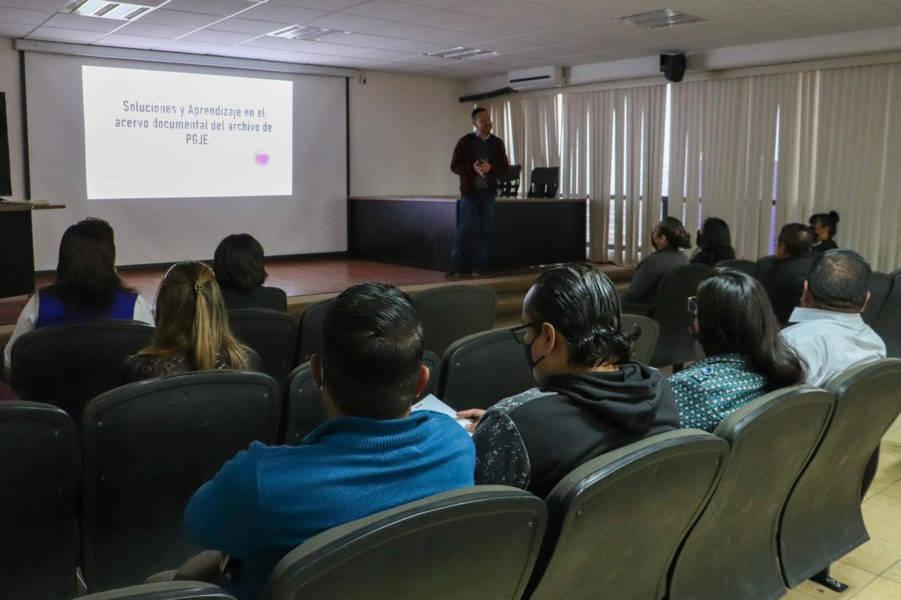 Imparte PGJE capacitación en materia archivística
