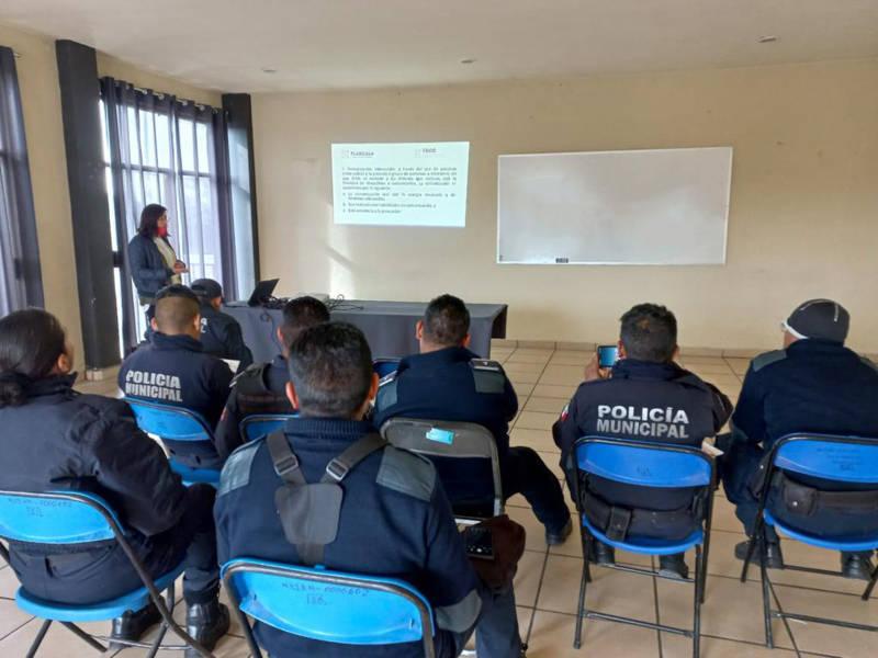 Acerca fiscalía anticorrupción pláticas de prevención a policías y servidores públicos de Huactzinco y Texoloc
