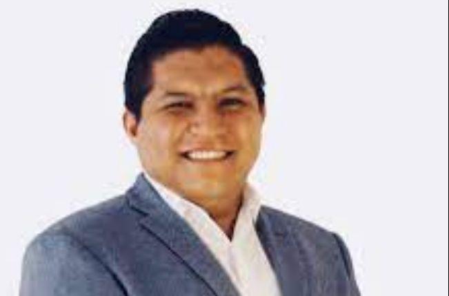 Le dan palo a funcionario estatal por transa