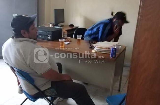 Captan a presidente de comunidad de Ixtacuixtla echando chelitas en su oficina