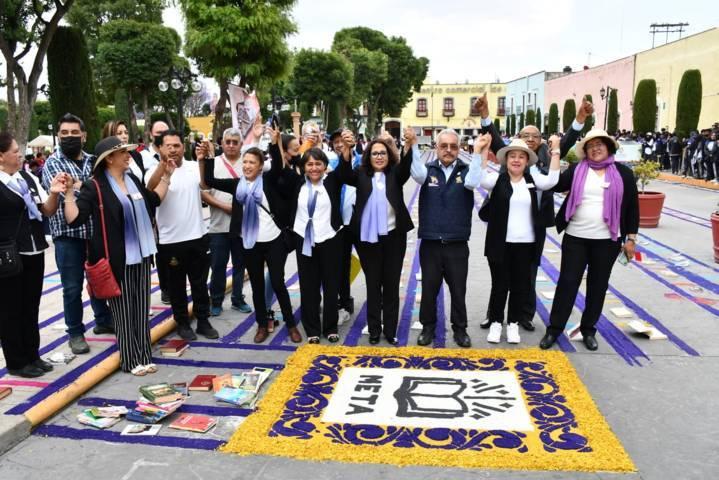 Logra Cobat la meta de un kilómetro de libros en Huamantla