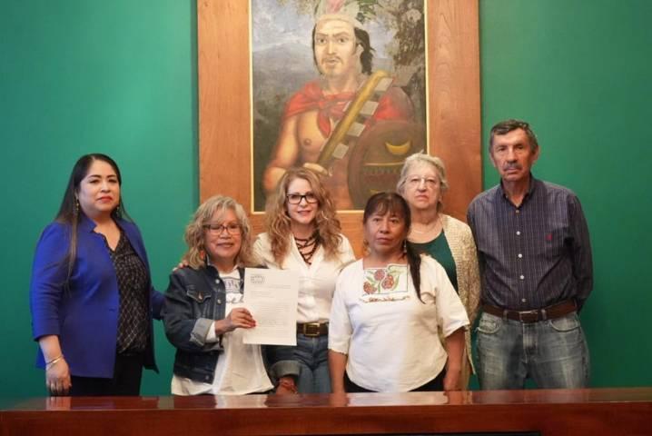 Recibe Marcela González iniciativa ciudadana para la protección de los árboles centenario