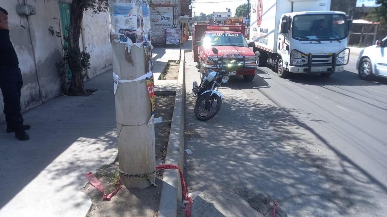 Retiran poste en Panzacola que representaba peligro para la sociedad 
