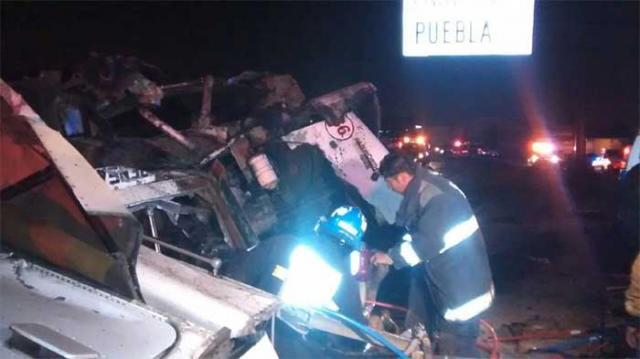 Un muerto y un herido, saldo de volcadura en la federal a Tlaxcala