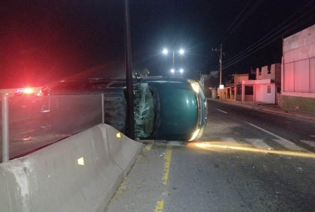 Camioneta es abandonada tras chocar y quedar volcada en Huamantla