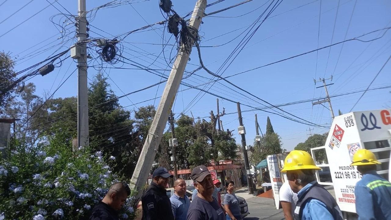 Retiran poste en Panzacola que representaba peligro para la sociedad 