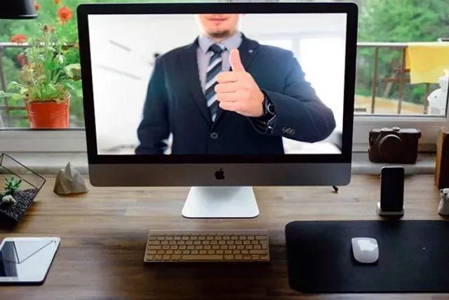 Dueño corre sin piedad a sus empleados por Zoom