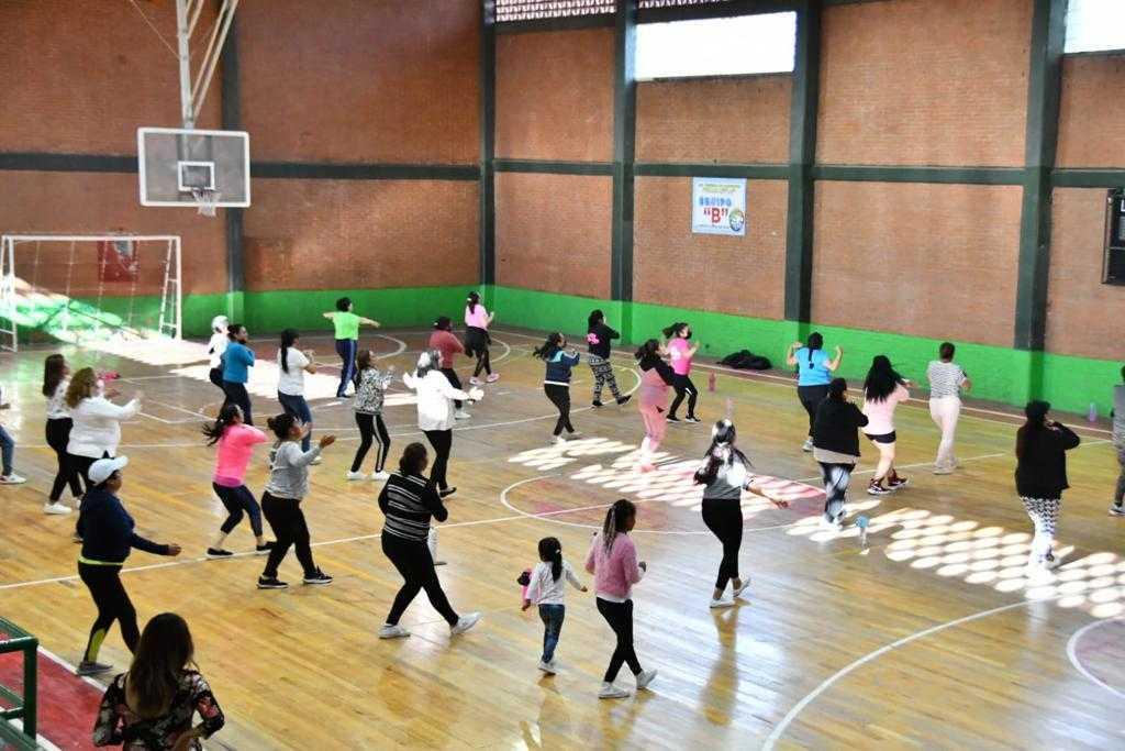 Participan decenas de mujeres en rally deportivo para conmemorar el 8M