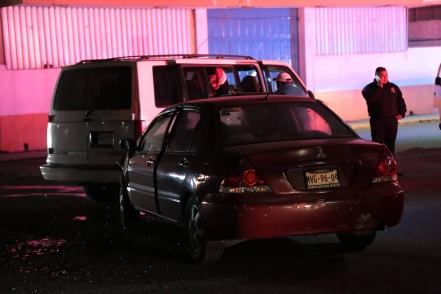 Mientras usted dormía: Choca automóvil y camioneta en Chalma 