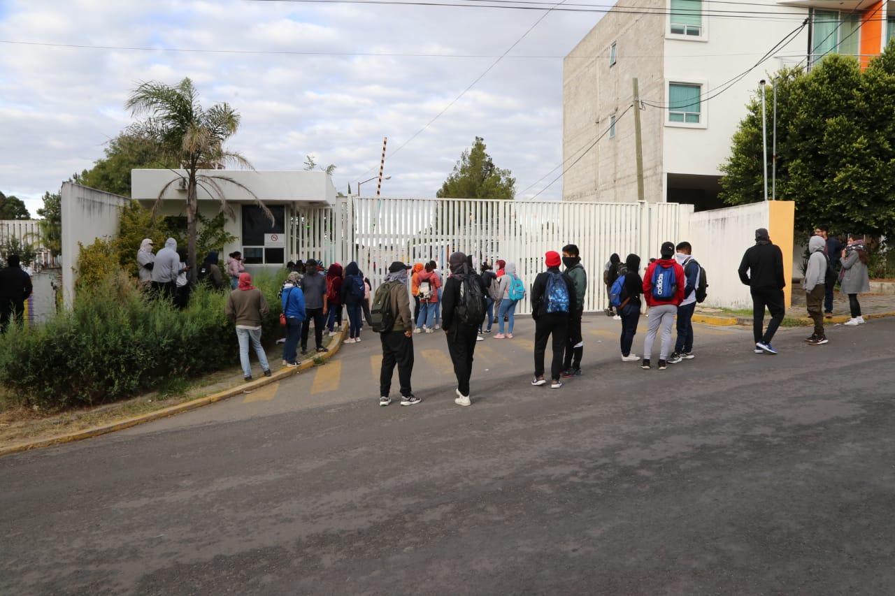 Bloquean normalistas la carretera federal Puebla-Tlaxcala