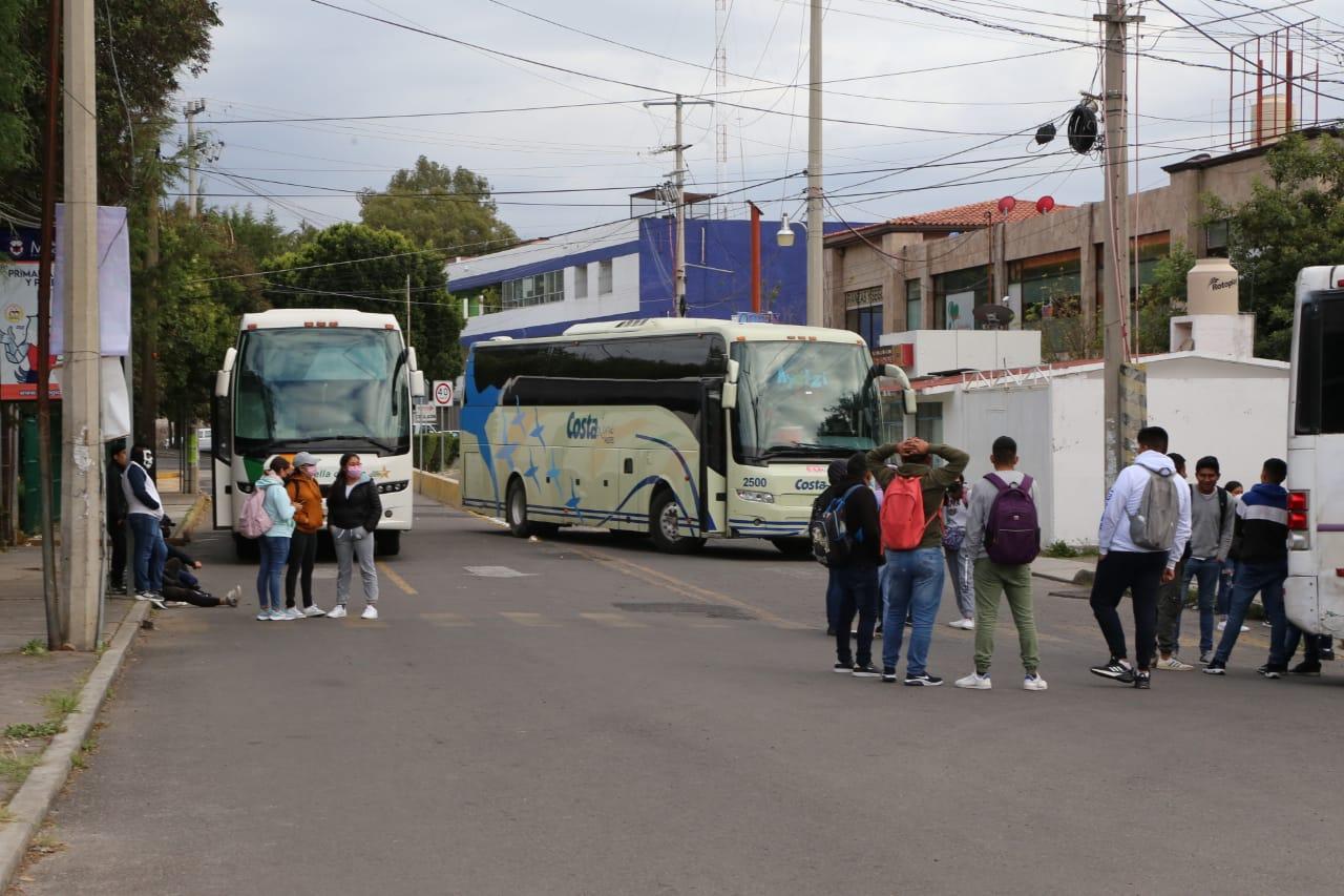 Bloquean normalistas la carretera federal Puebla-Tlaxcala