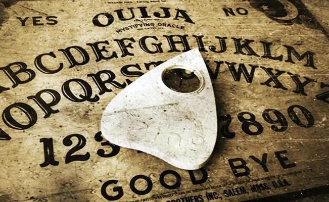 Abuelita regala a sus familiares una ouija para que la contacten cuando muera