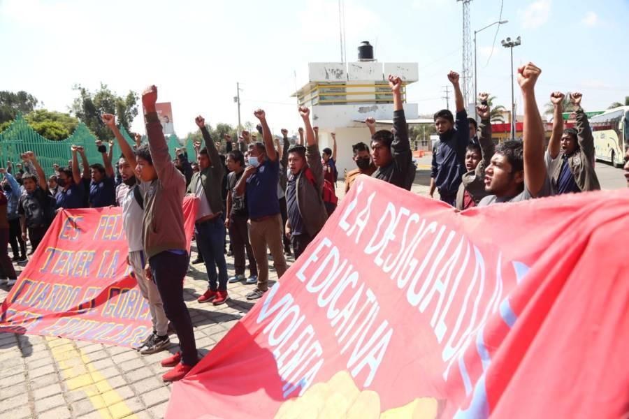 Marchan normalistas en la capital 