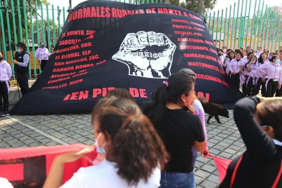 Marchan normalistas en la capital 