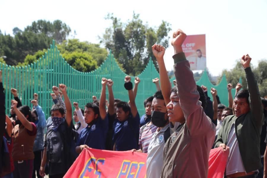Marchan normalistas en la capital 