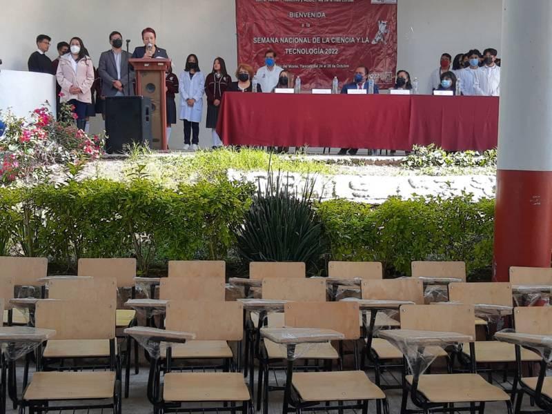 Guillermina Loaiza entrega paquete de butacas en un bachillerato de SPM  