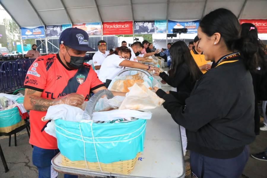 Obsequian 30 mil tacos de canasta y 7 mil molotes en la Feria Tlaxcala 2022
