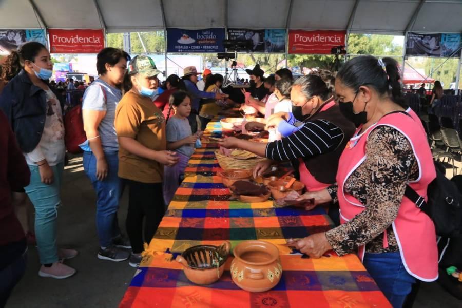 Obsequian 30 mil tacos de canasta y 7 mil molotes en la Feria Tlaxcala 2022