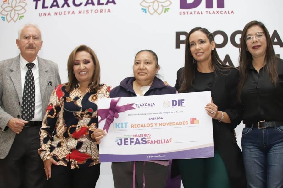 Gobernadora entrega apoyos económicos a mujeres jefas de familia