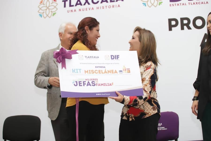 Gobernadora entrega apoyos económicos a mujeres jefas de familia